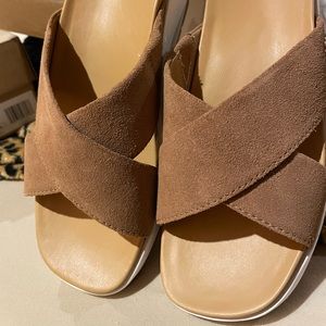 UGG womens Emily Sandal!! Like New